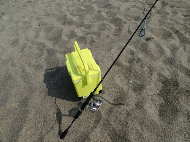 砂浜の釣りで持ってると便利な竿立てはこれ 釣りと登山を楽しむ 釣山の日々